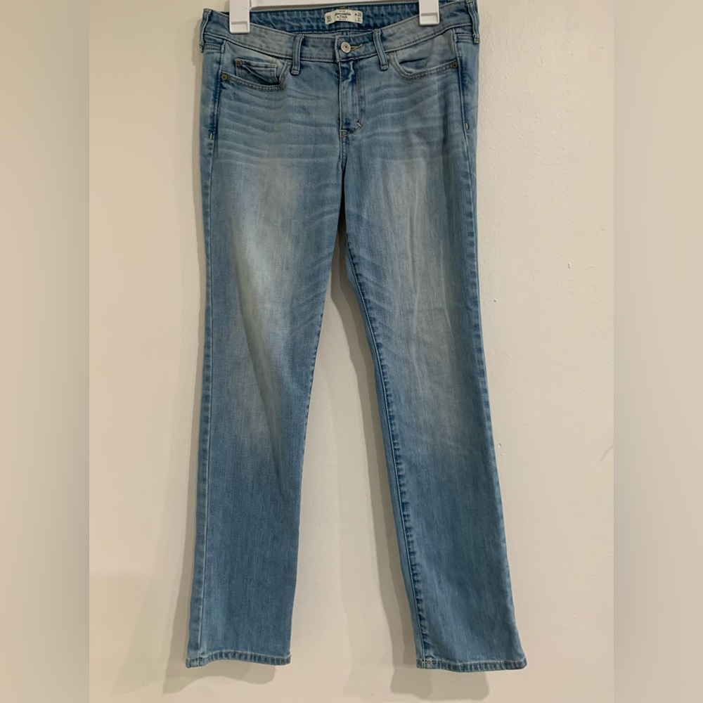 Abercrombie & Fitch Straight leg light wash Jeans Size 6S/ 28 Waist